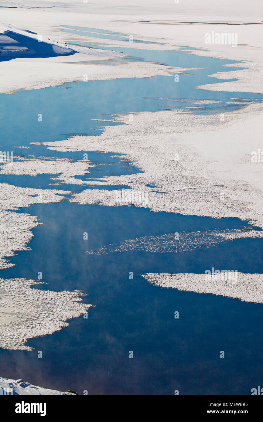 Thin Ice è una copertura di un lago. Wisps di haze sono in aumento a partire dai luoghi di aprire l'acqua. Foto Stock