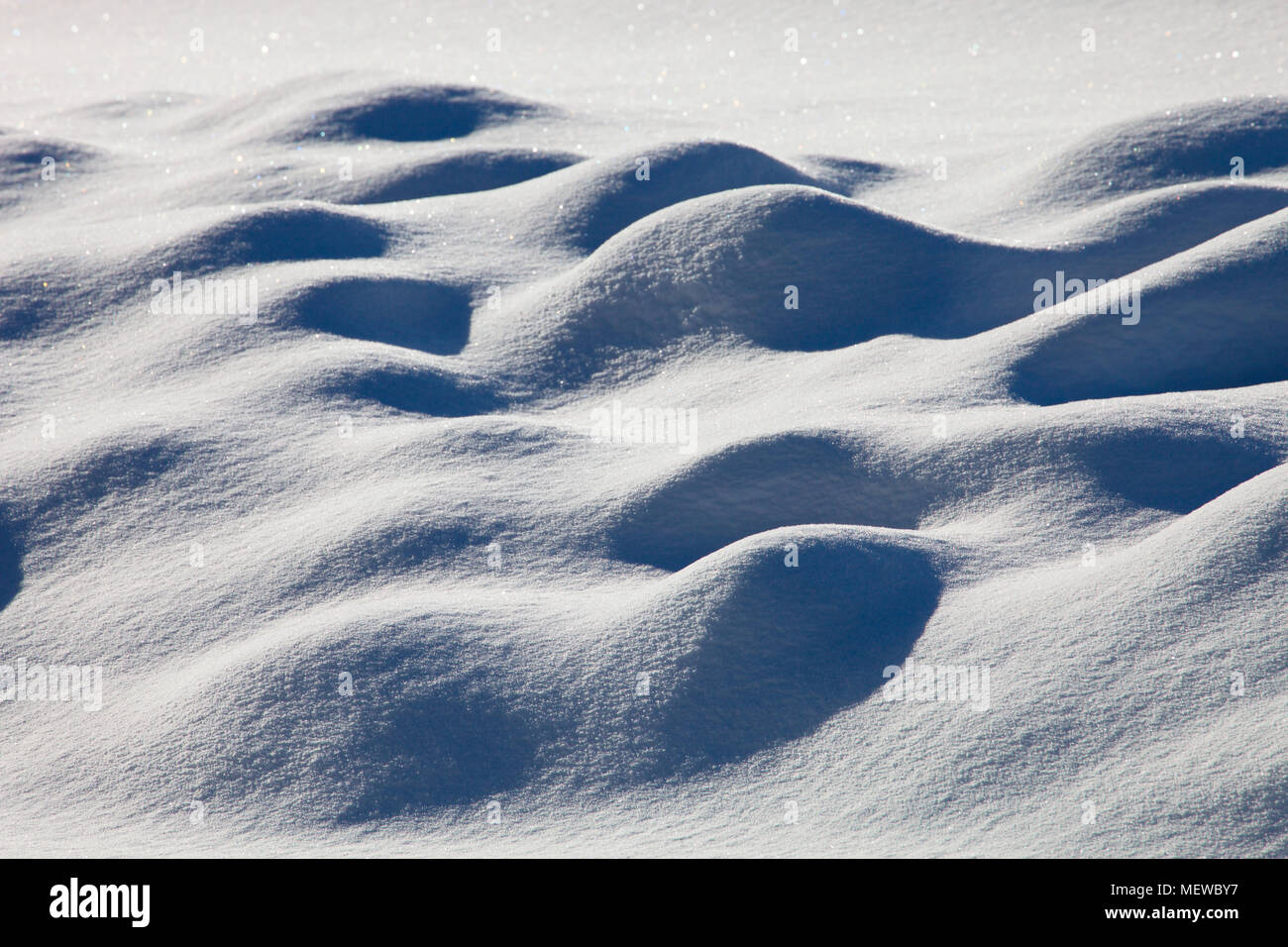 Vento neve soffiata forma un paesaggio surrealista Foto Stock