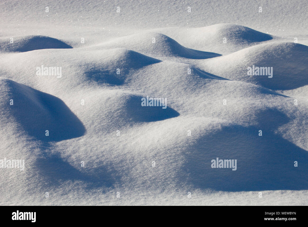 Vento neve soffiata forma un paesaggio surrealista Foto Stock