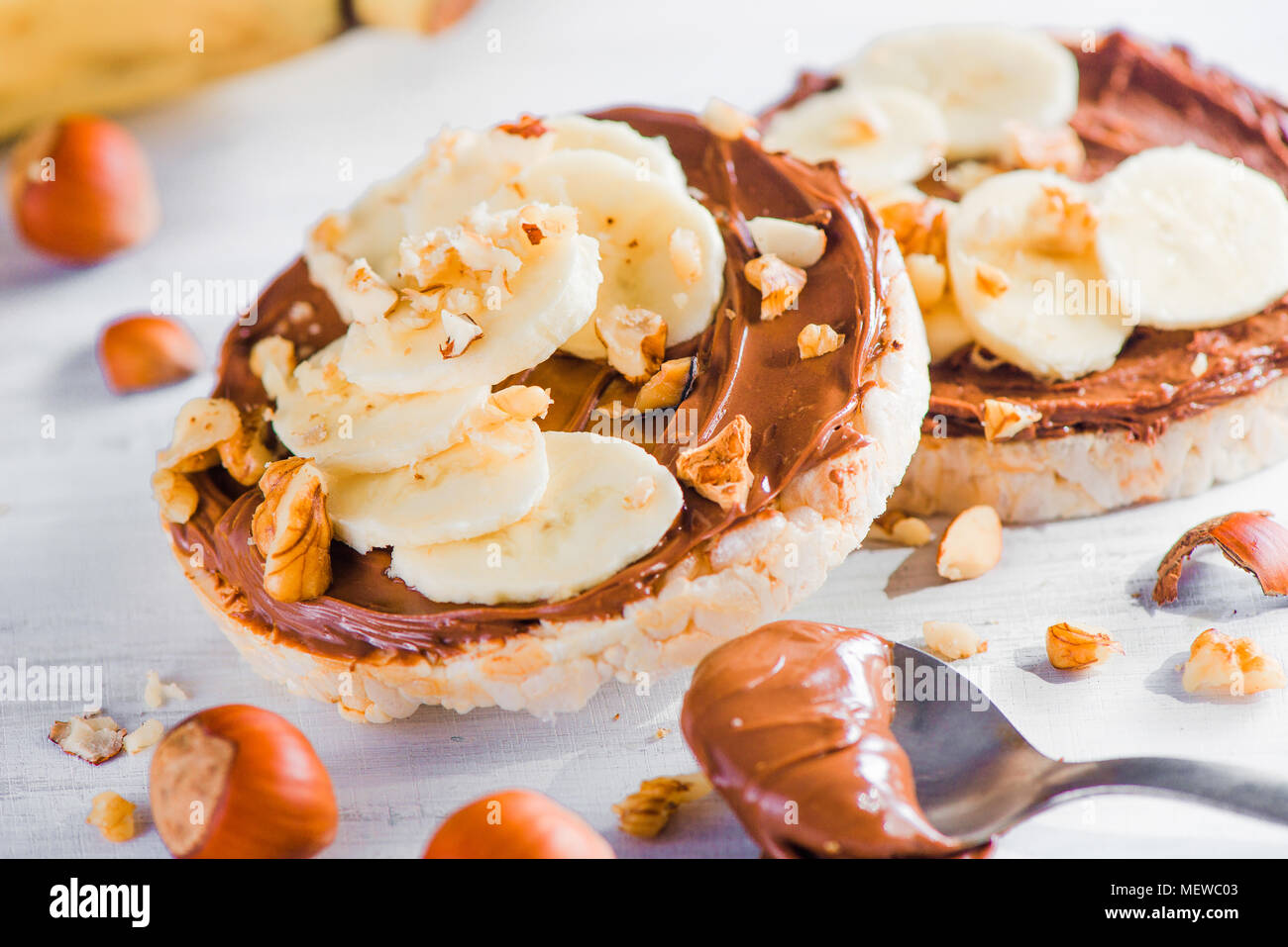Pane fresco banana e cioccolato snack. Sana colazione con nocciole. Tasto alto concetto di dieta. Foto Stock