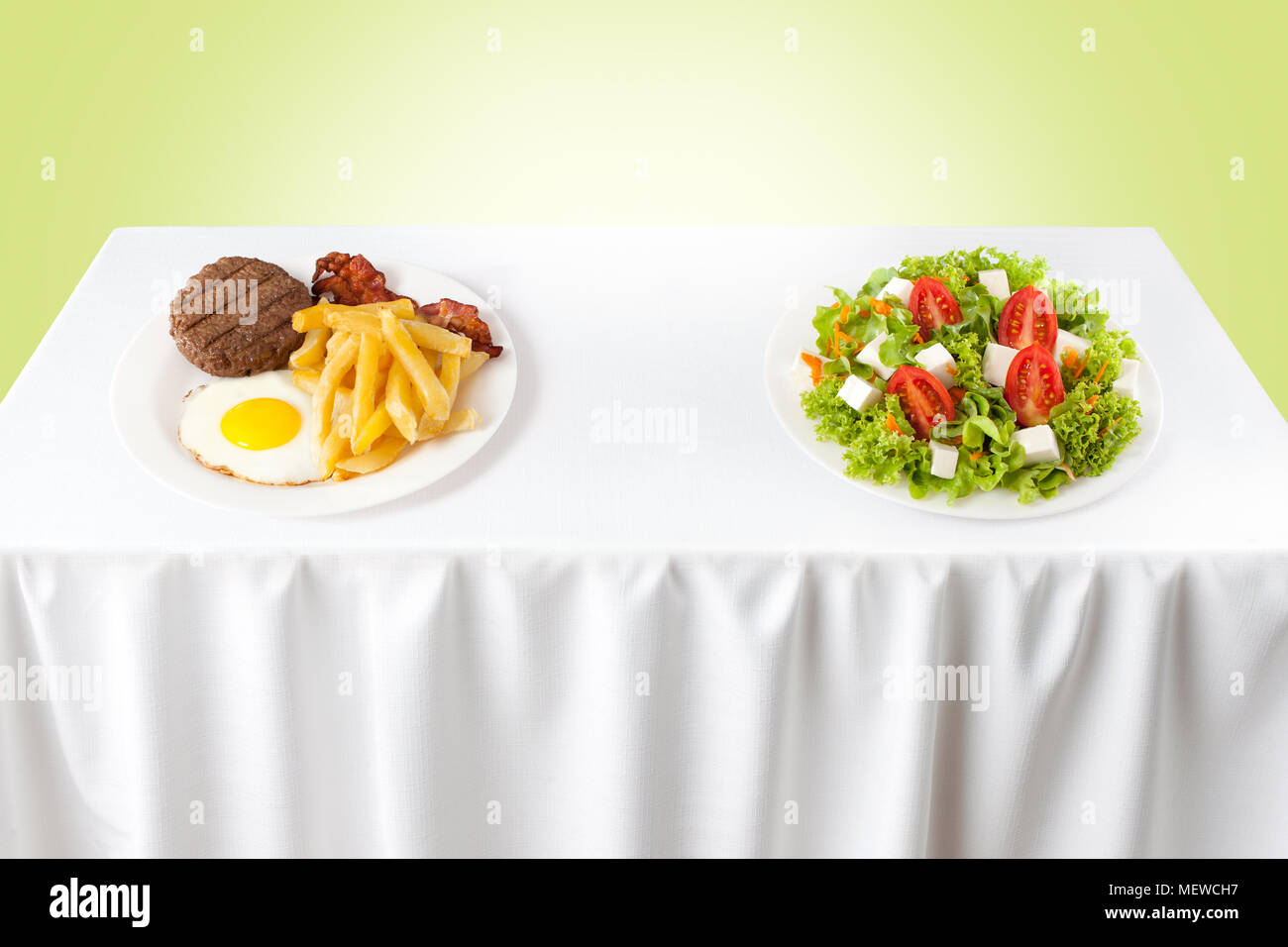 In contrasto rispetto al sano cibo spazzatura Foto Stock