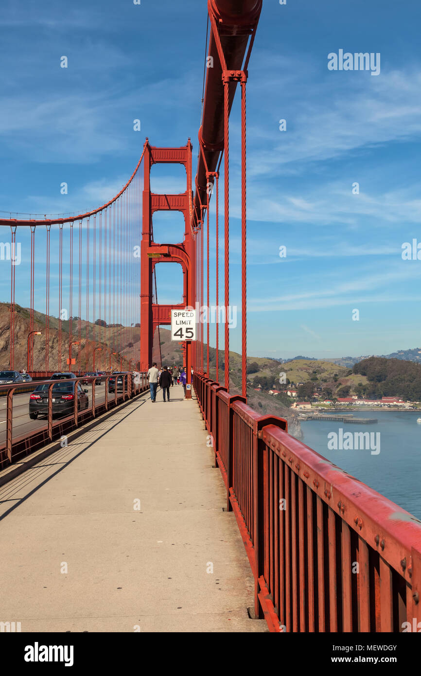 Pedoni sul marciapiede, con il segnale di limite di velocità per i veicoli sul Golden Gate Bridge, California, Stati Uniti. Foto Stock