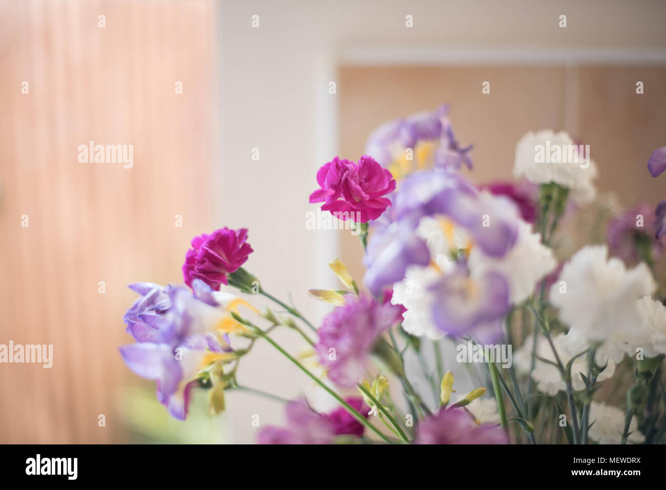 Molla di bellissimi fiori in vaso in una cucina DEL REGNO UNITO Foto Stock