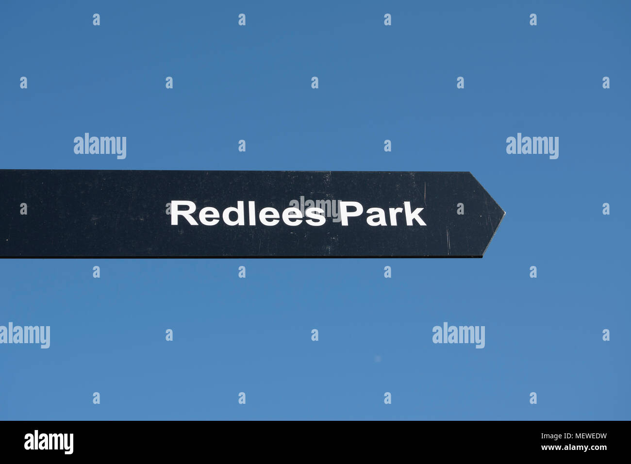 Rivolta a destra segno diection per redlees park, Isleworth, middlesex, Inghilterra Foto Stock