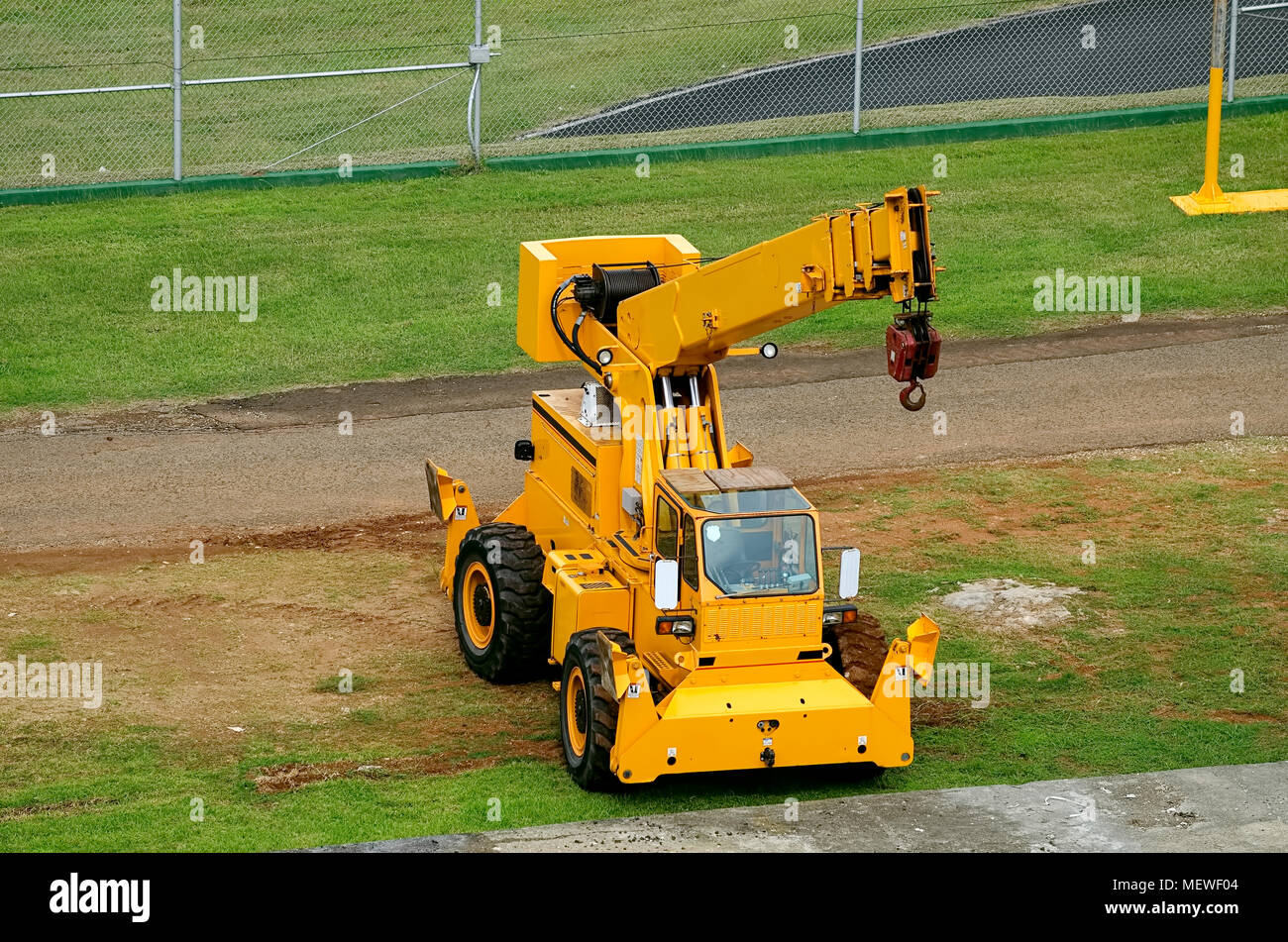 Il giallo di camion gru a Miraflores Locks nel Canale di Panama Foto Stock