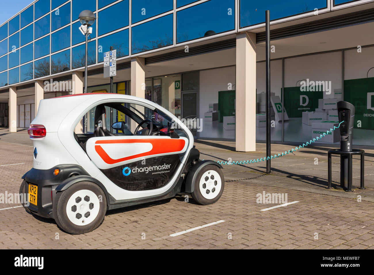 Stazione di ricarica per auto elettriche regno unito Inghilterra Milton Keynes Inghilterra twizzy auto elettrica centrale Milton Keynes centro città Buckinghamshire Inghilterra gb regno unito Foto Stock