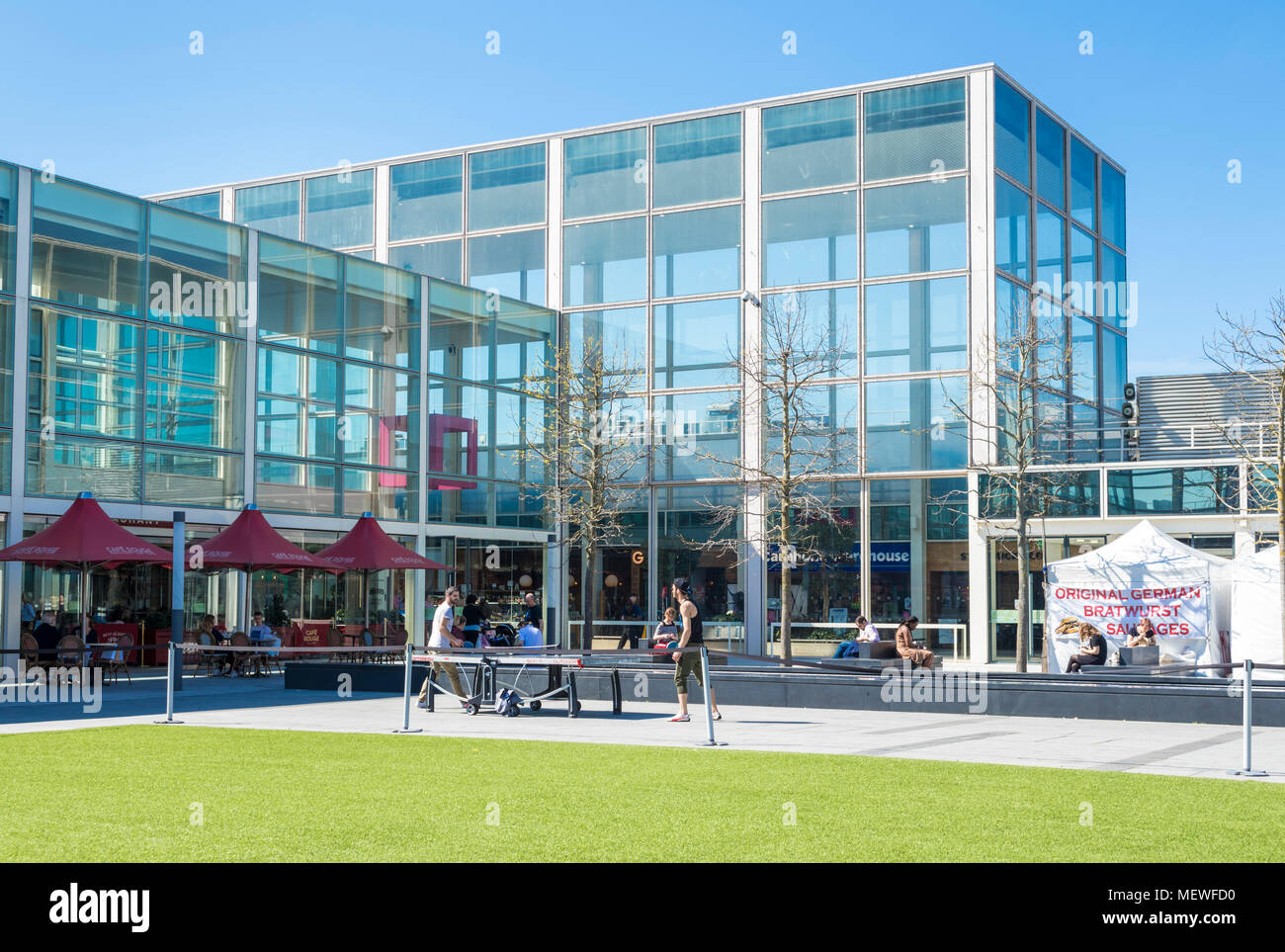 Milton Keynes Inghilterra Outdoor tavolo da ping pong nel Queens Court centro MK Milton Keynes Buckinghamshire Inghilterra gb uk europa Foto Stock