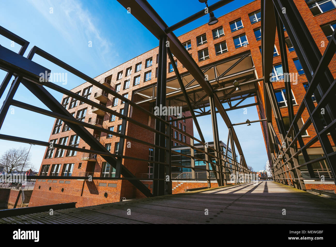 Famoso vecchio Speicherstadt di Amburgo, costruito con mattoni rossi. Ponte in basso angolo di visione. Foto Stock