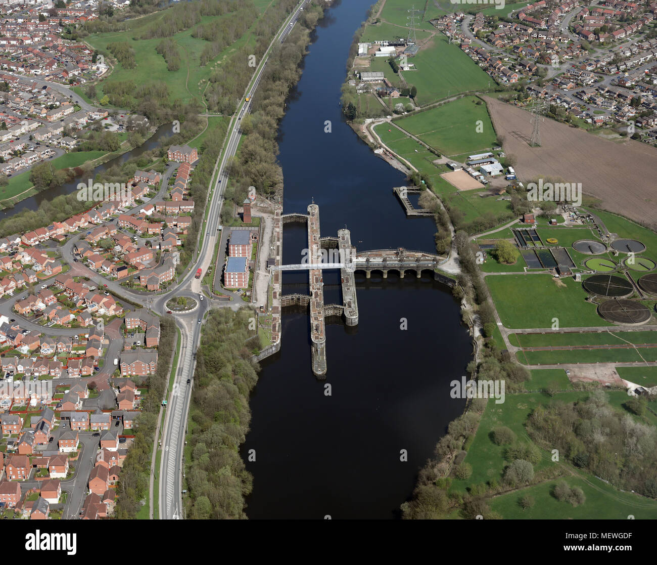 Vista aerea guardando ad est il Manchester Ship Canal a Irlam vicino a Manchester, Regno Unito Foto Stock