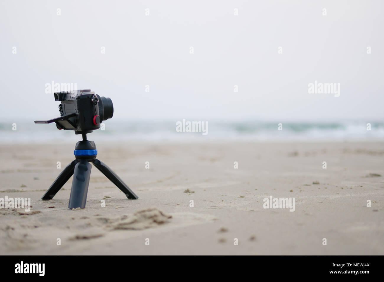 Piccola fotocamera sul cavalletto per scattare una foto del mare in estate il concetto di vacanza Foto Stock