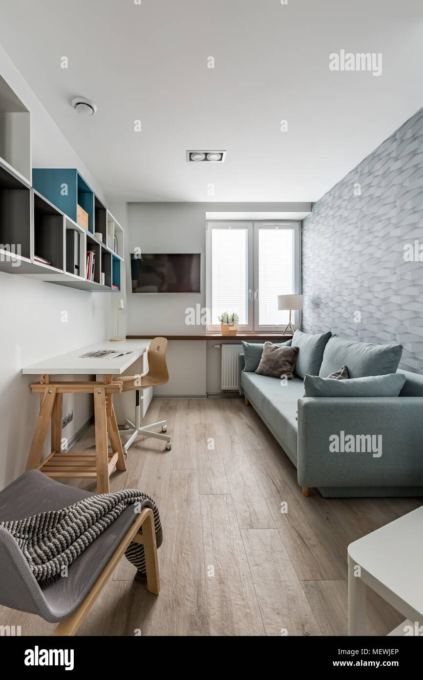 Casa accogliente interno con sedie, scrivania, divano e carta da parati  Foto stock - Alamy