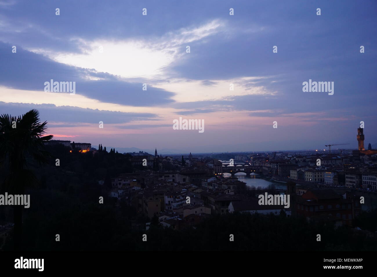 Bellissimo cielo rosso al tramonto sulla città di Firenze dal Piazzale Michelangelo, Firenze, Italia Foto Stock