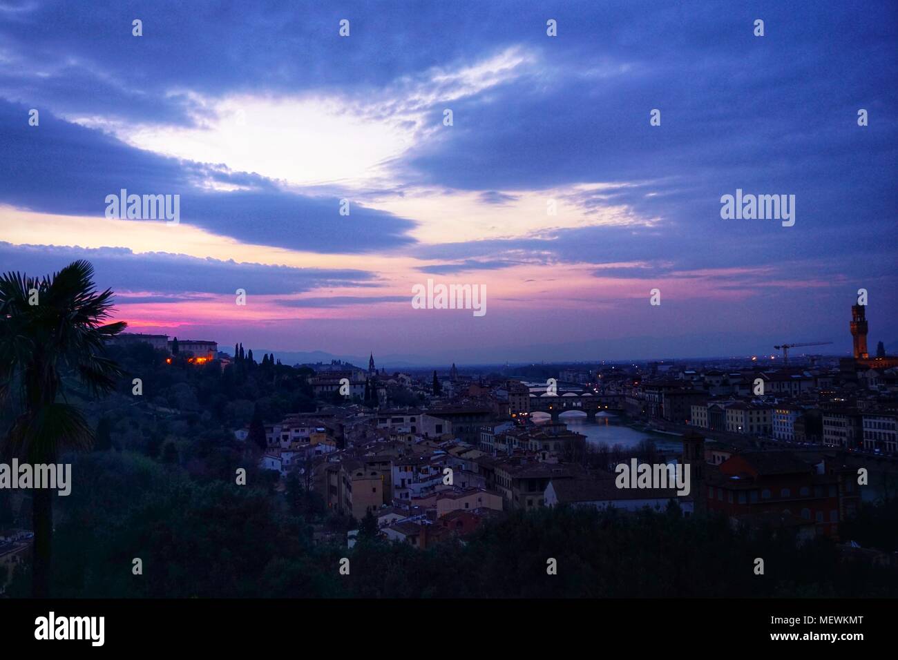 Bellissimo cielo rosso al tramonto sulla città di Firenze dal Piazzale Michelangelo, Firenze, Italia Foto Stock