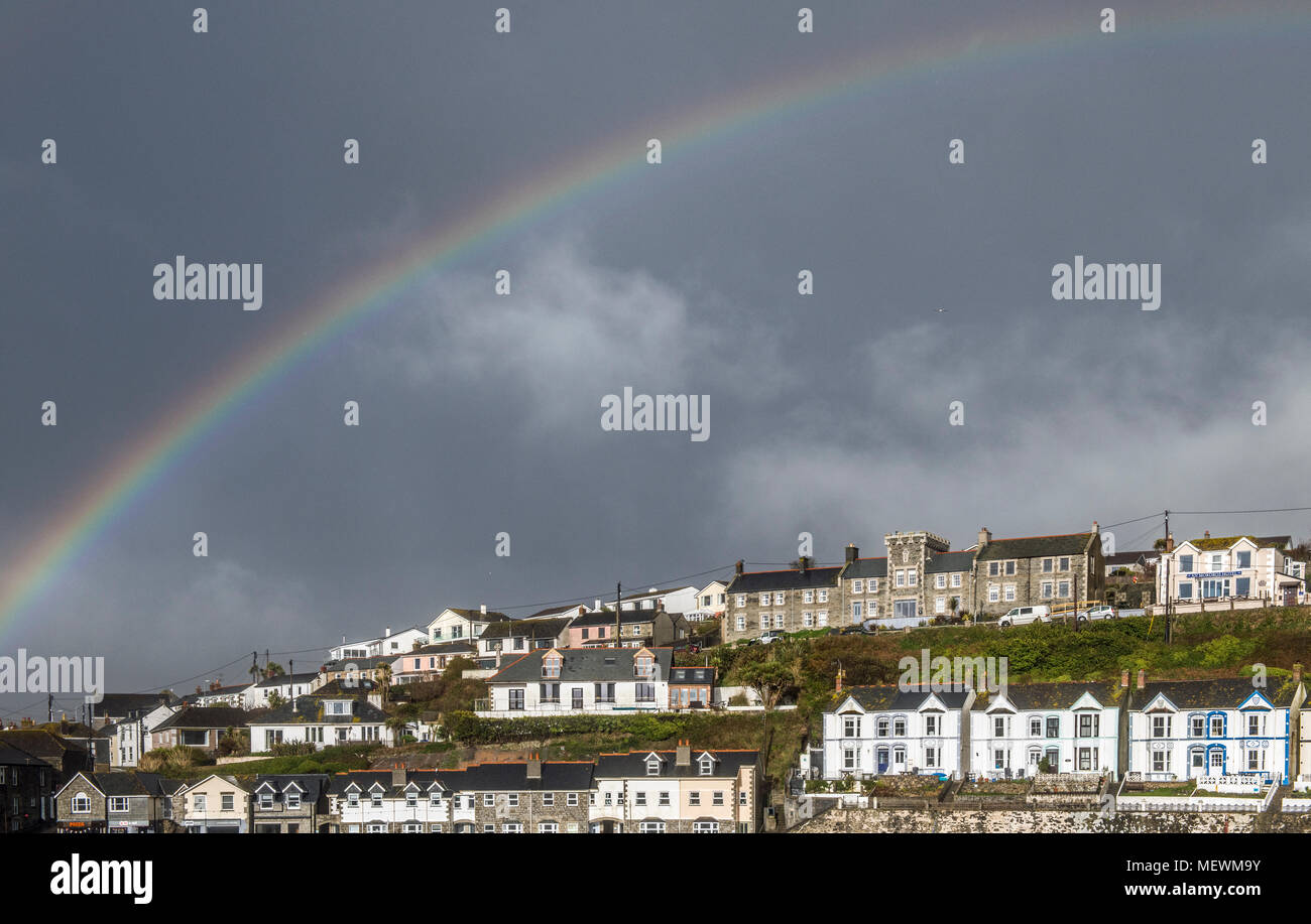 Porthleven in un pomeriggio di primavera soleggiato e tempestoso con un arcobaleno sulla città, Cornovaglia, West of England Harbour Town, Foto Stock