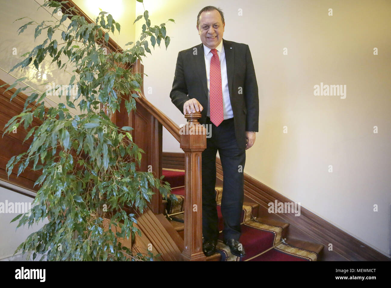 Il Ministro del Turismo della Repubblica di Argentina, Gustavo Santos, durante una conferenza stampa presso l'Hotel Vesuvio a Napoli, Italia, per presentare l'idea di 'cugina del giorno". Un accordo con il sindaco di Napoli Luigi De Magistris, tour operator e compagnie aeree, che consentirà un volo di andata e ritorno dall'Italia a Buenos Aires e viceversa, ad un prezzo favorevole al fine di consentire alle famiglie italiane di ricongiungimento con i parenti emigrati in Argentina e supporto " famiglia " turismo. Dotato di: Gustavo Santos dove: Napoli, Italia Quando: 22 Mar 2018 Credit: IPA/WENN.com * * disponibile solo per la pubblicazione Foto Stock