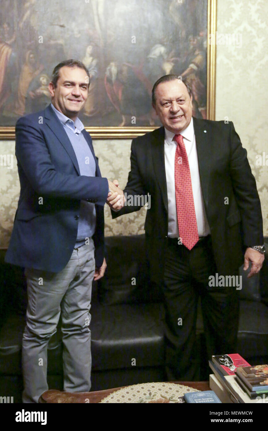 Il Ministro del Turismo della Repubblica di Argentina, Gustavo Santos, durante una conferenza stampa presso l'Hotel Vesuvio a Napoli, Italia, per presentare l'idea di 'cugina del giorno". Un accordo con il sindaco di Napoli Luigi De Magistris, tour operator e compagnie aeree, che consentirà un volo di andata e ritorno dall'Italia a Buenos Aires e viceversa, ad un prezzo favorevole al fine di consentire alle famiglie italiane di ricongiungimento con i parenti emigrati in Argentina e supporto " famiglia " turismo. Dotato di: Gustavo Santos, Luigi De Magistris dove: Napoli, Italia Quando: 22 Mar 2018 Credit: IPA/WENN.com **Solo trattati Foto Stock