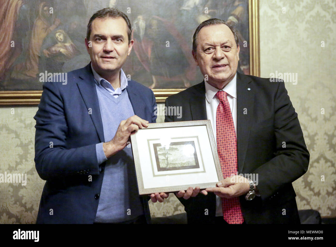 Il Ministro del Turismo della Repubblica di Argentina, Gustavo Santos, durante una conferenza stampa presso l'Hotel Vesuvio a Napoli, Italia, per presentare l'idea di 'cugina del giorno". Un accordo con il sindaco di Napoli Luigi De Magistris, tour operator e compagnie aeree, che consentirà un volo di andata e ritorno dall'Italia a Buenos Aires e viceversa, ad un prezzo favorevole al fine di consentire alle famiglie italiane di ricongiungimento con i parenti emigrati in Argentina e supporto " famiglia " turismo. Dotato di: Gustavo Santos dove: Napoli, Italia Quando: 22 Mar 2018 Credit: IPA/WENN.com * * disponibile solo per la pubblicazione Foto Stock