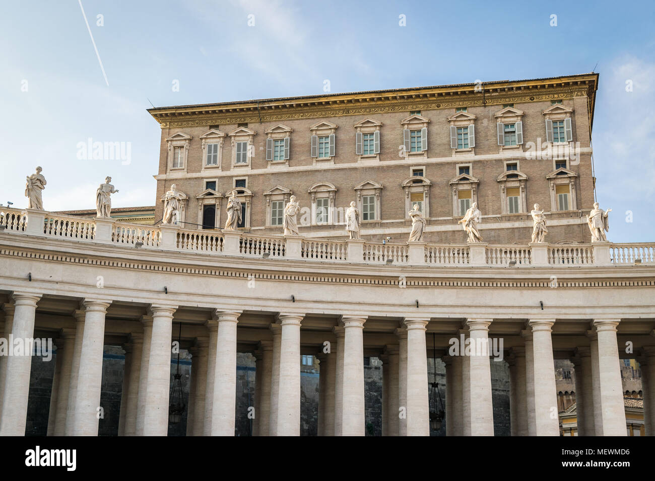 Il palazzo apostolico e la finestra per l Angelus del papa al di sopra del  colonnato di San Pietro in Vaticano Foto stock - Alamy