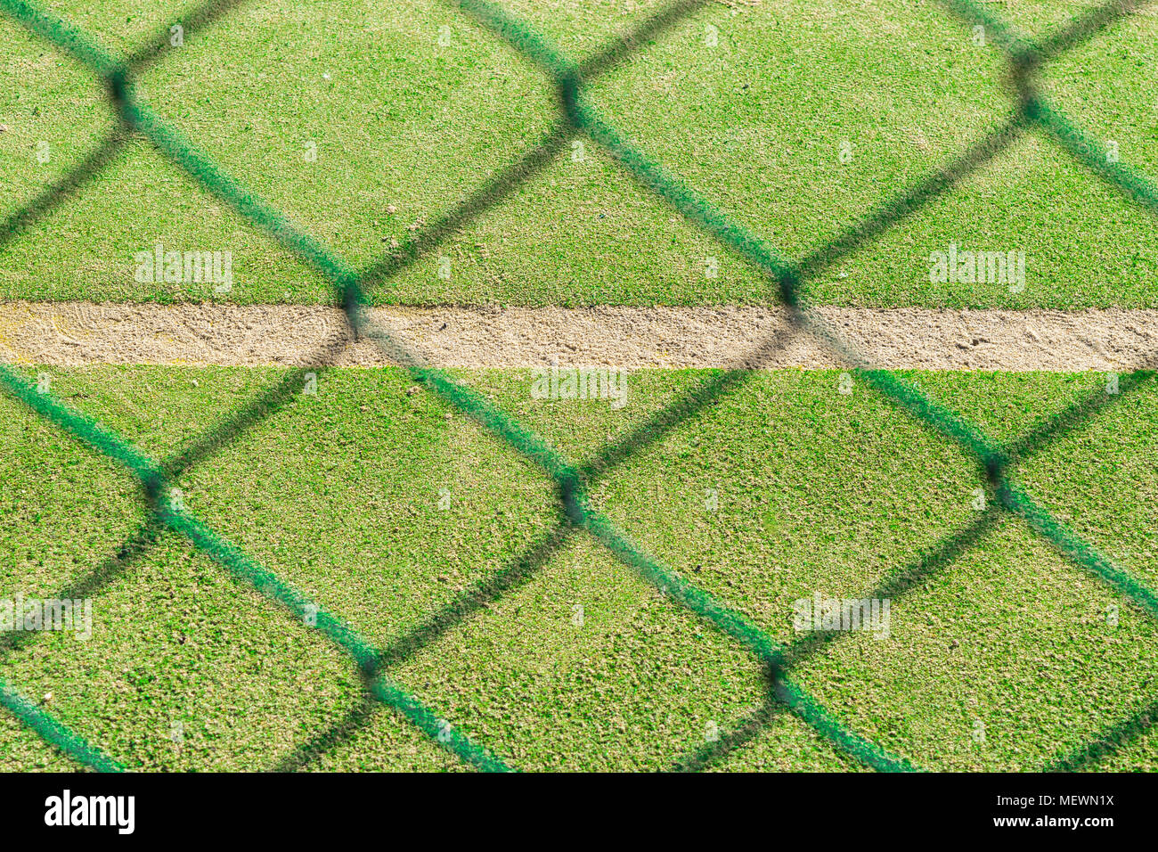 Close-up di linea di un campo da gioco visto attraverso una maglia a filo Foto Stock