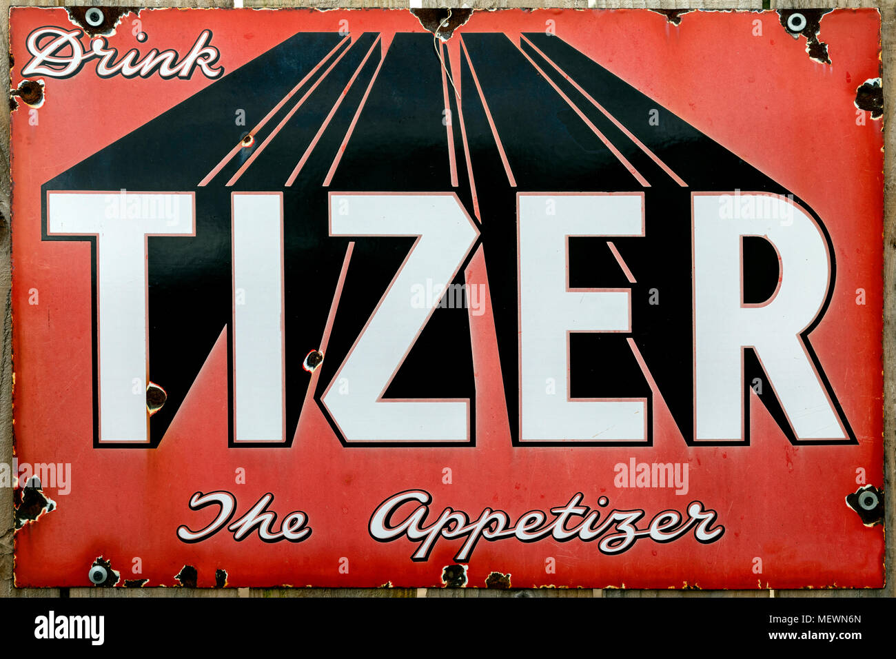 Un vecchio metallo segno pubblicità - risale a circa il 1920. Tizer soft drinks. Foto Stock