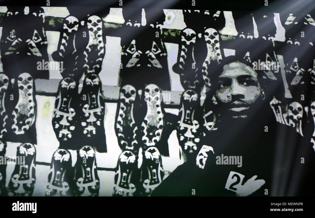 Un coro canta in omaggio a Cyrille Regis durante il 2018 PFA premi al Grosvenor House Hotel di Londra. Stampa foto di associazione. Picture Data: domenica 22 aprile, 2018. Vedere PA storia SOCCER PFA. Foto di credito dovrebbe leggere: Steven Paston/PA FILO Foto Stock