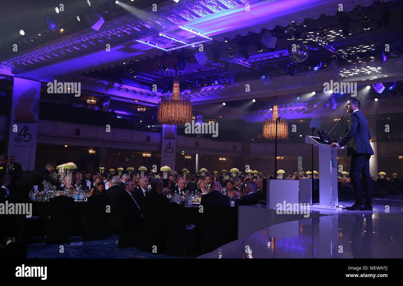 Manish Bhasin sul palco durante i 2018 premi PFA al Grosvenor House Hotel di Londra. Stampa foto di associazione. Picture Data: domenica 22 aprile, 2018. Vedere PA storia SOCCER PFA. Foto di credito dovrebbe leggere: Steven Paston/PA FILO Foto Stock