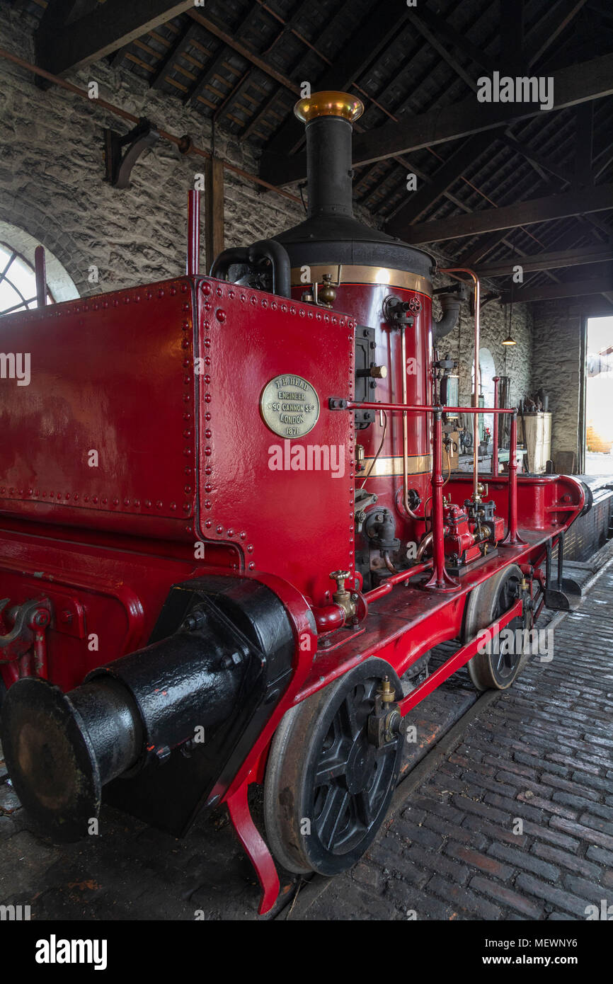 Vecchia locomotiva a vapore in un capannone motore presso il museo Beamish nel nord-ovest Inghilterra Foto Stock