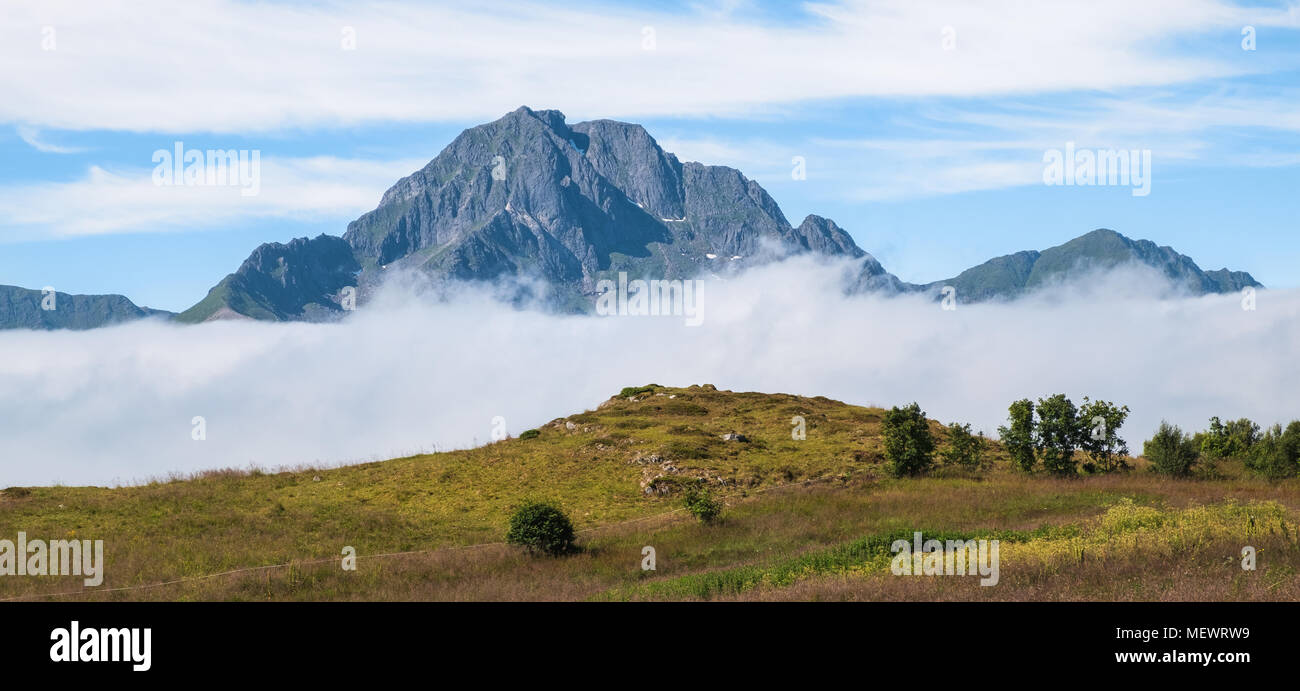 Scenic paesaggio di montagna con nuvole basse a sunny summer day in Isole Lofoten in Norvegia Foto Stock