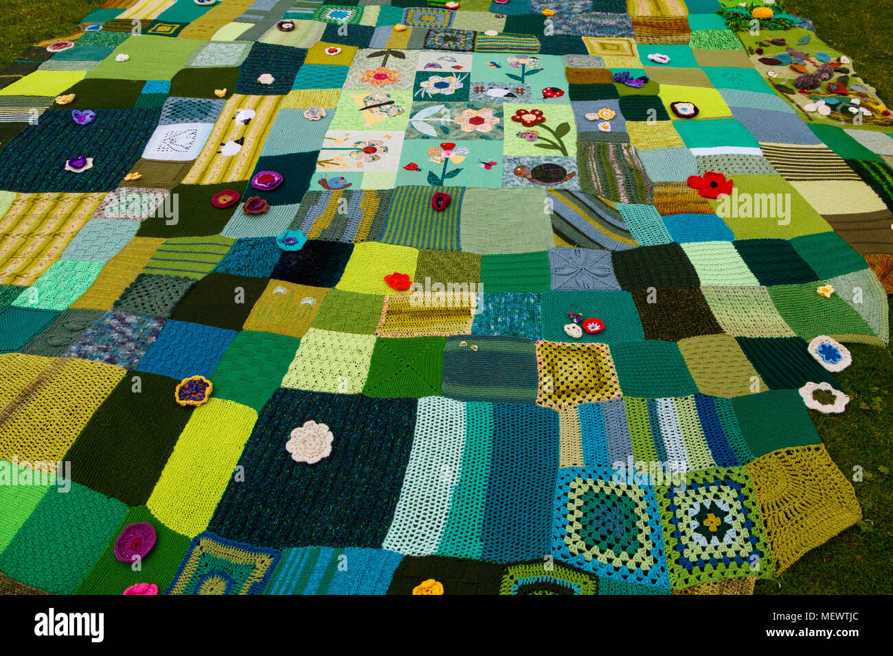 Un enorme lavorati a maglia e ad uncinetto coperta in un campo pattern  design con fiori sul dispaly a Yarndale, Skipton, North Yorkshire, Regno  Unito Foto stock - Alamy