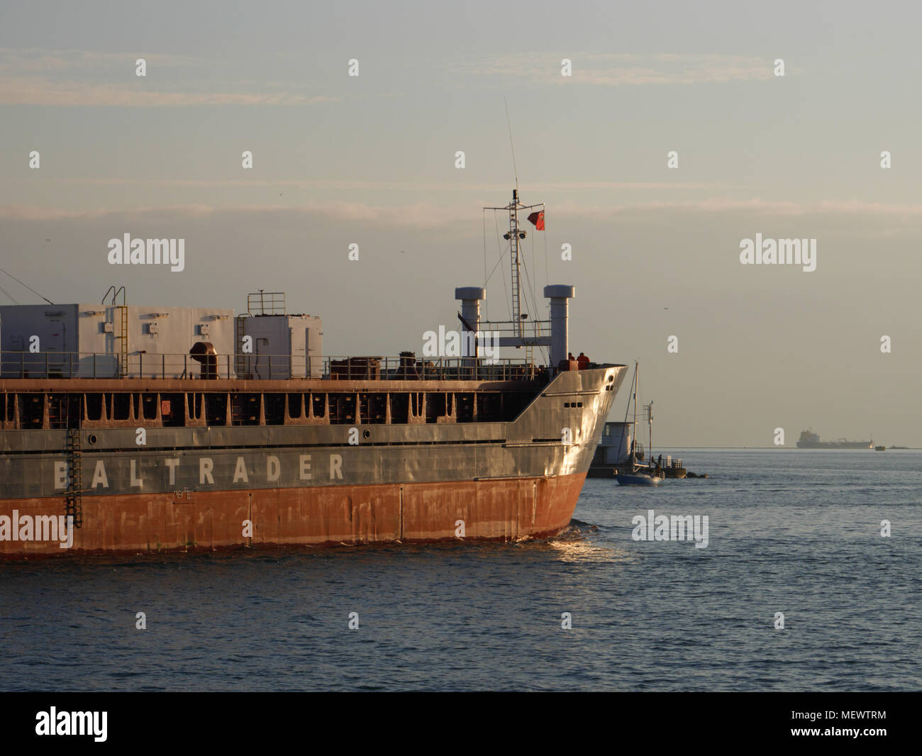 MV Cemvale', una Cipro registrato portante di cemento, foglie Plymouth il 2 Nov 2017. Foto Stock