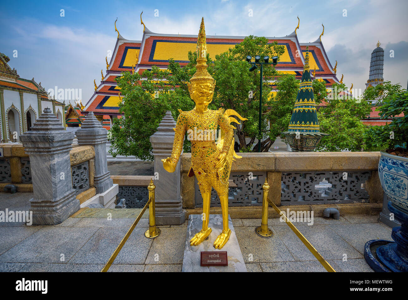 Statua dorata di Asurapaksi in Grand Palace di Bangkok, Thailandia Foto Stock