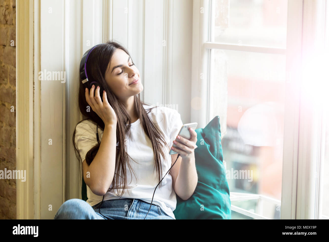 Per ascoltare la musica Foto Stock