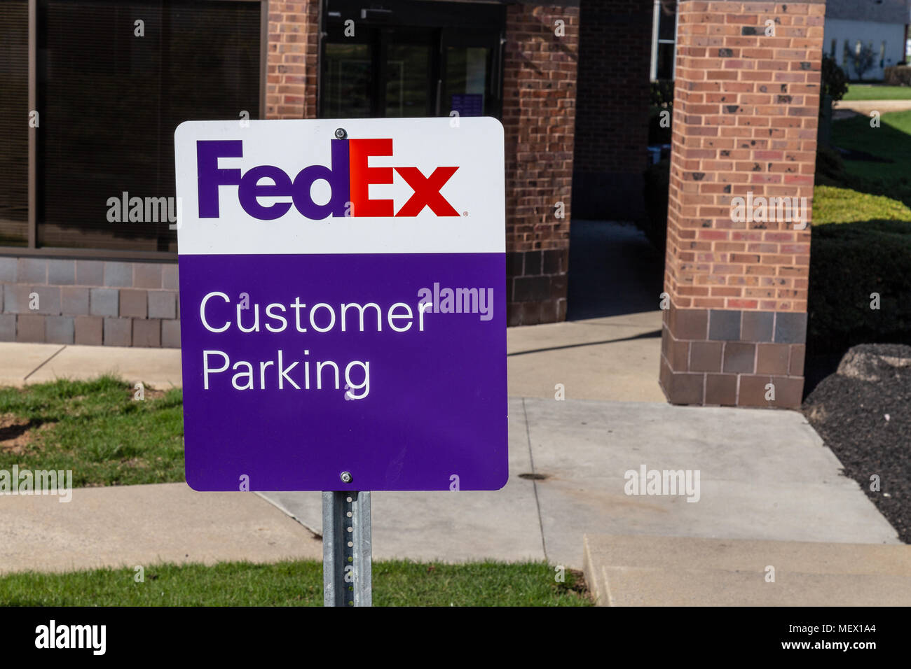 Lancaster, PA, Stati Uniti d'America - 22 Aprile 2018: clienti parcheggio segno trova presso l ufficio FedEx in Lancaster. Foto Stock