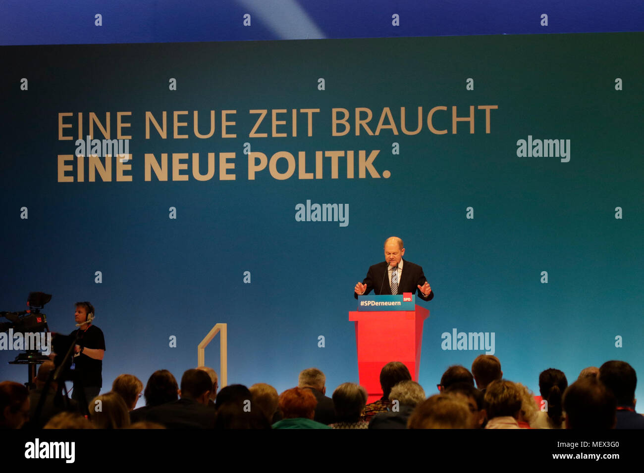 Wiesbaden, Germania. 22 apr, 2018. Olaf Scholz, il ministro federale tedesco delle finanze e vicecancelliere nonché il presidente in carica del DOCUP, indirizzi la convenzione di partito. Andrea Nahles, il leader del gruppo parlamentare della SPD nel Bundestag (Parlamento tedesco) è stato eletto nuovo presidente della SPD (partito socialdemocratico tedesco). Ha vinto con il 66% contro il suo avversario Simone Lange in una contestazione di elezione. Ella è la prima donna a condurre il partito nei suoi 150 anni di storia. Credito: Michael Debets/Pacific Press/Alamy Live News Foto Stock