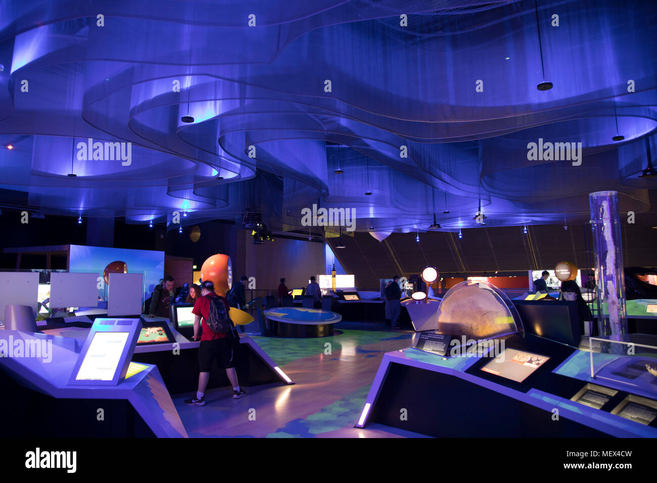 Atmosfera mostra interattiva per i visitatori di giochi interattivi al Museo della Scienza di Londra, Inghilterra, Regno Unito. Il Museo della Scienza è stata fondata nel 1857 con gli oggetti mostrati nella grande mostra del 1851. Oggi il museo è famosa in tutto il mondo per le sue collezioni storiche, maestose gallerie e mostre di ispirazione. Foto Stock