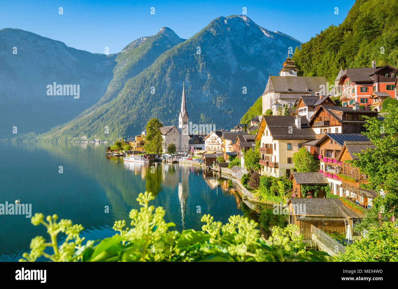 Classic vista da cartolina famosa Hallstatt lakeside town in scenic golden. La luce del mattino in una splendida giornata di sole in estate, Salzkammergut, Austria Foto Stock