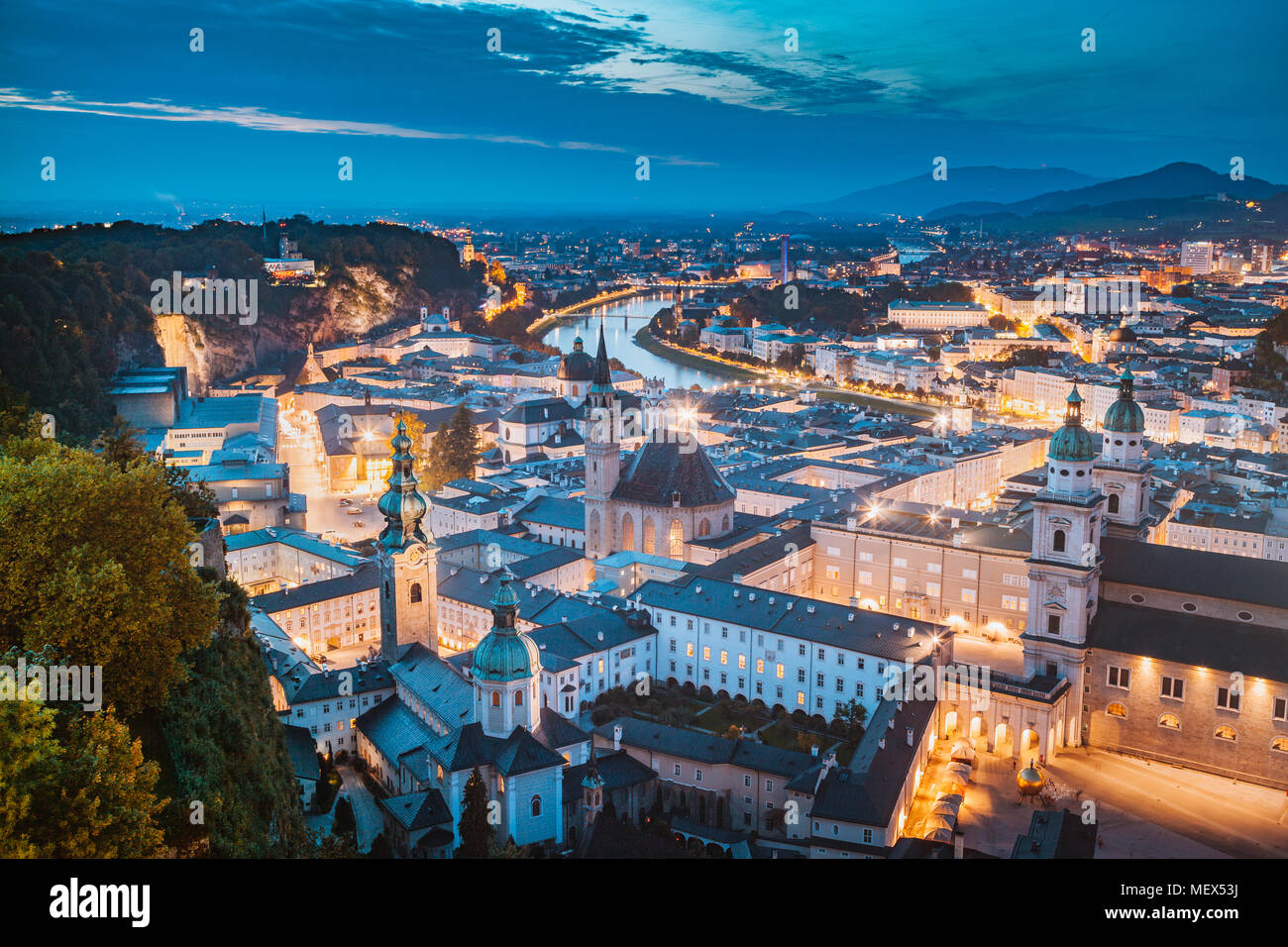 Classic vista crepuscolo della storica città di Salisburgo durante le ore di colore blu al tramonto in estate, Salzburger Land, Austria Foto Stock