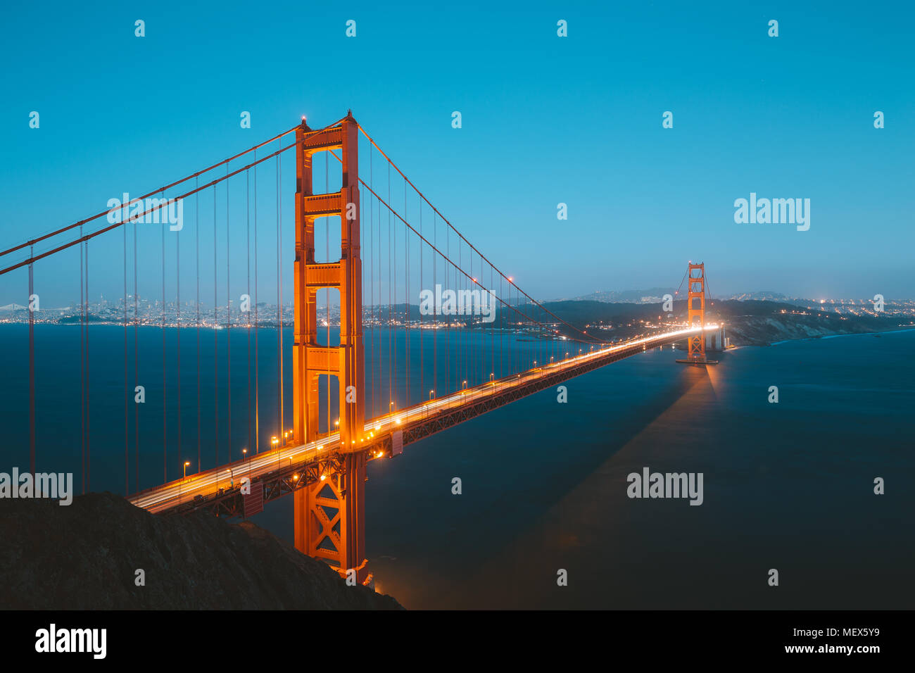 Classic vista panoramica del famoso Golden Gate Bridge visto dalla batteria Spencer punto di vista nella splendida post tramonto crepuscolo durante ore blu al crepuscolo in Foto Stock