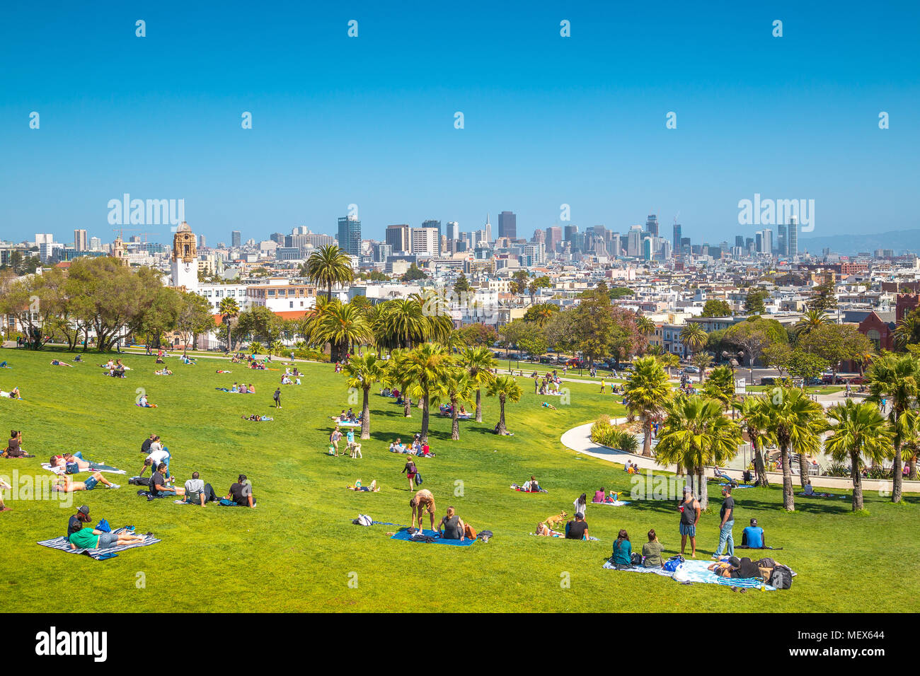 Le persone che si godono il sole in una bella giornata con il cielo limpido con lo skyline di San Francisco in background, CALIFORNIA, STATI UNITI D'AMERICA Foto Stock