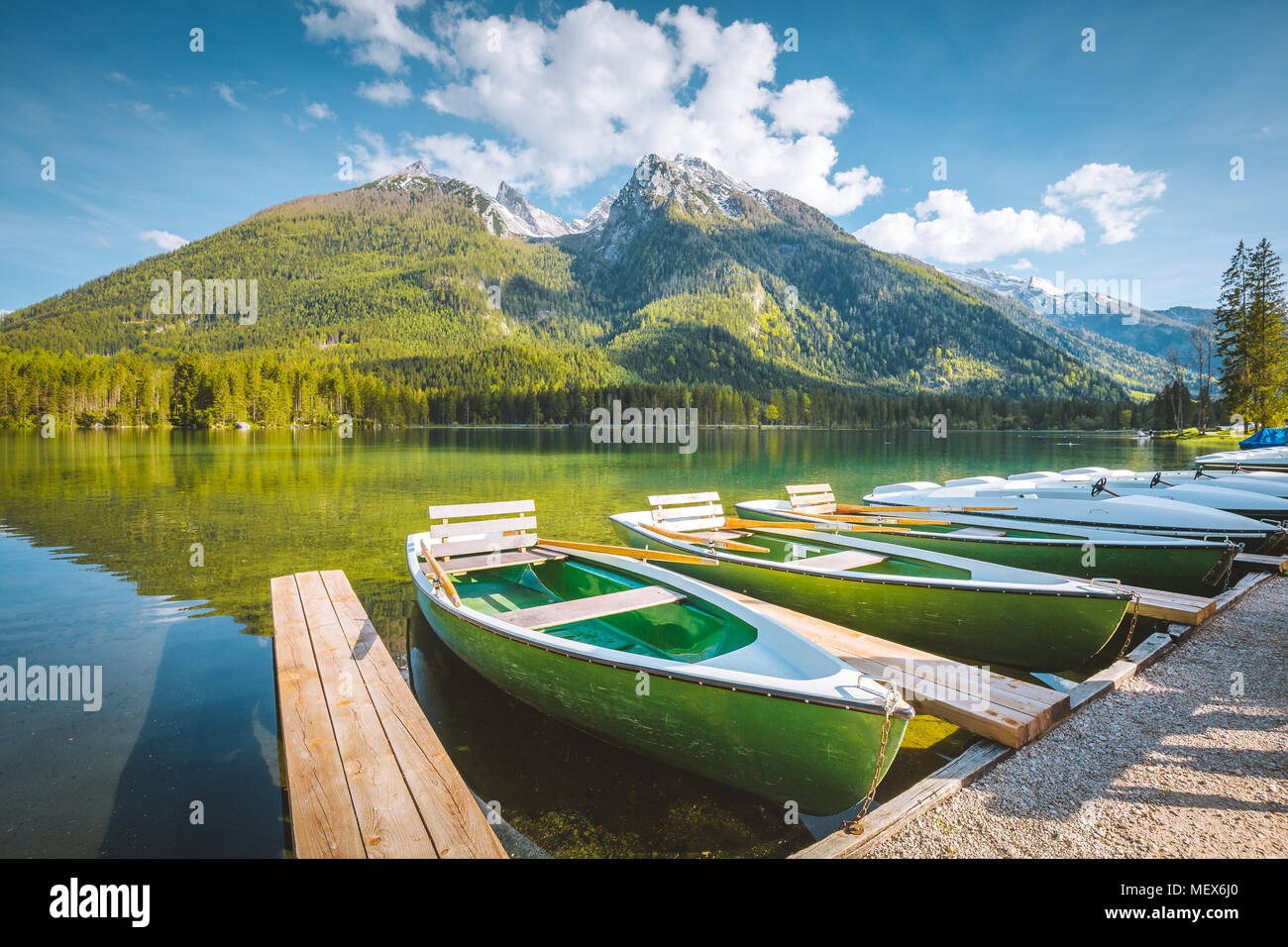 Bella vista delle tradizionali imbarcazioni passeggeri su SCENIC Hintersee lago in una bella giornata di sole in estate, Baviera, Germania Foto Stock