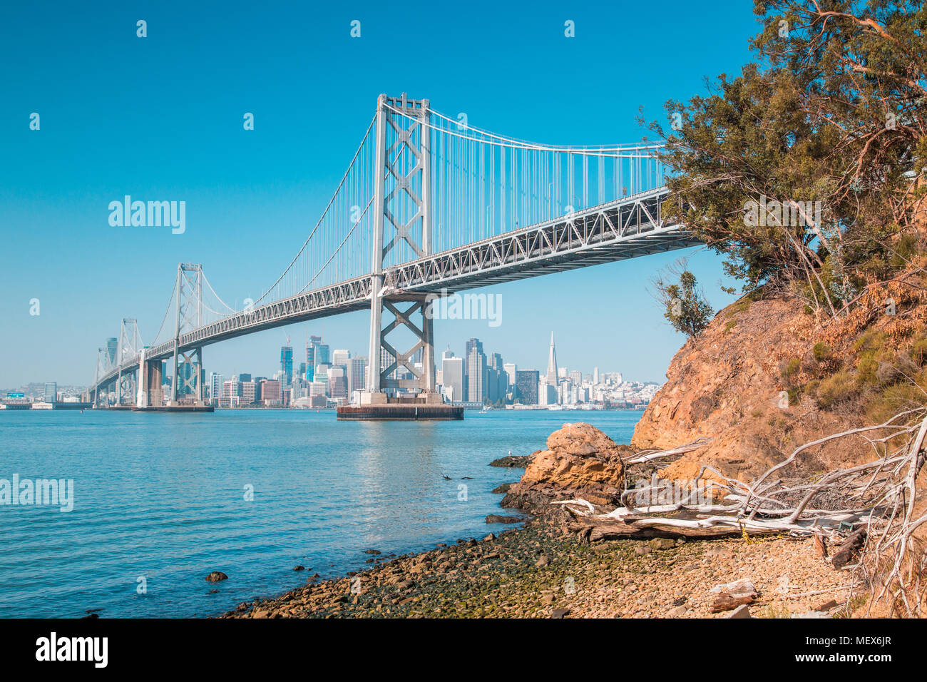 Classic vista panoramica dello skyline di San Francisco con il famoso Oakland Bay Bridge illuminato in una giornata di sole con cielo blu in estate, San Francisco Foto Stock