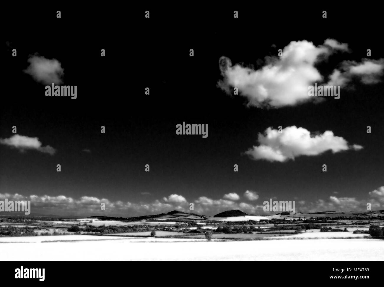 Paesaggio di campagna in monocrome con le nuvole galleggianti Foto Stock