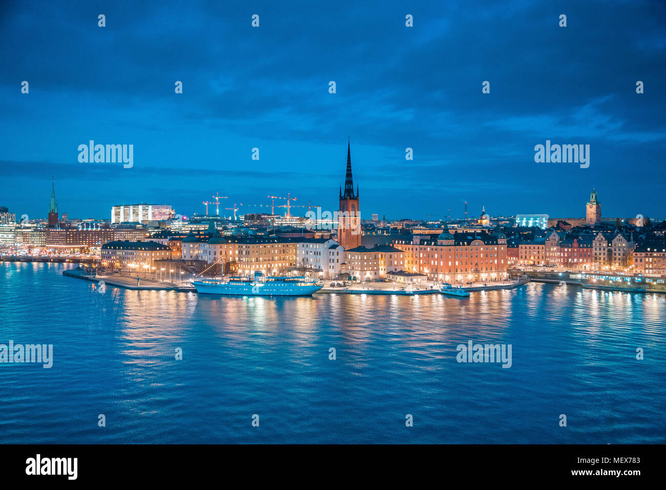 Vista panoramica del famoso centro di Stoccolma con storico in Riddarholmen Gamla Stan città vecchia durante ore Blu al tramonto Foto Stock