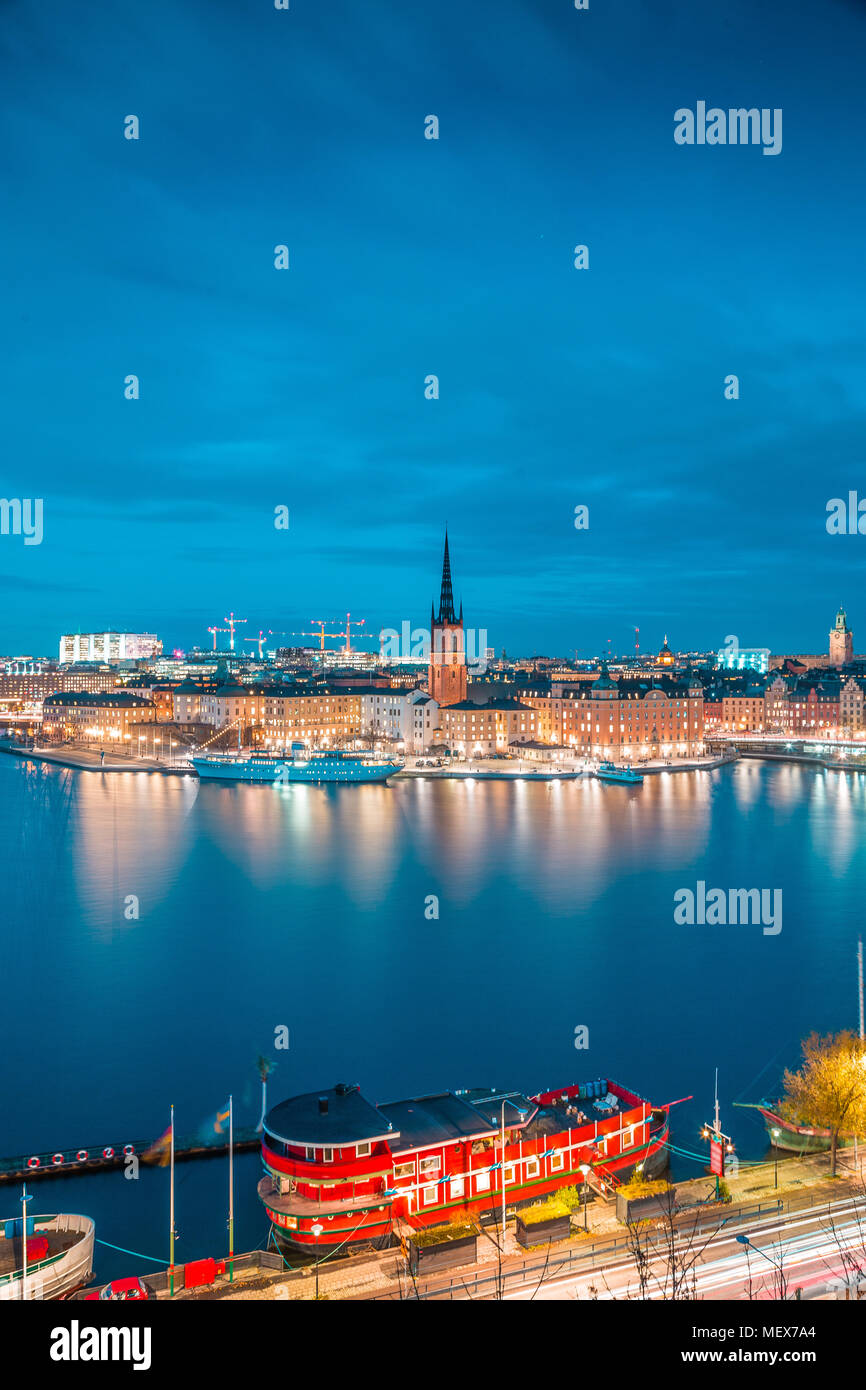 Vista panoramica del famoso centro di Stoccolma con storico in Riddarholmen Gamla Stan città vecchia durante ore Blu al tramonto, Sodermalm Foto Stock