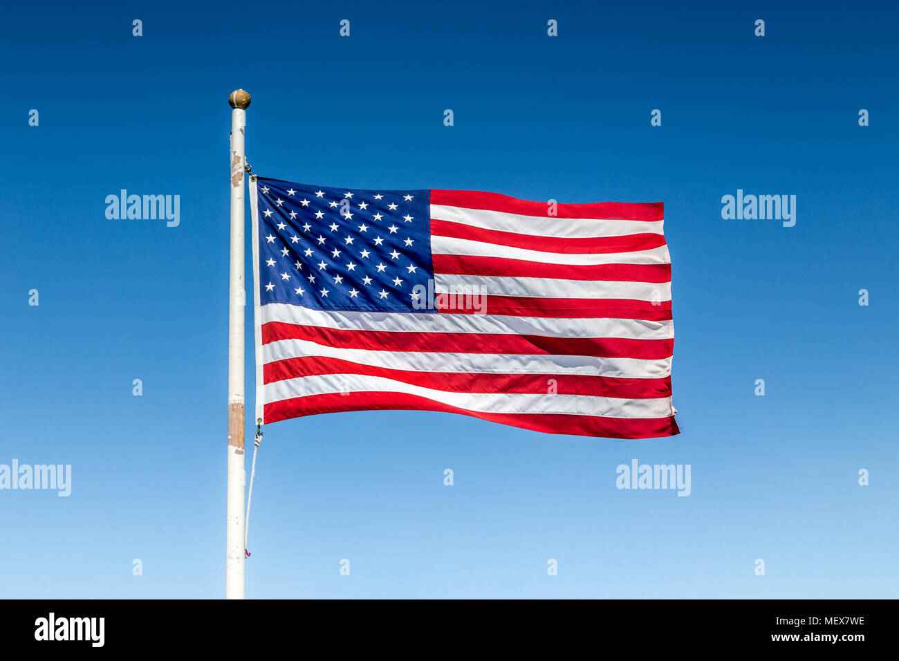 Visualizzazione classica di bandiera degli Stati Uniti sventolare nel vento contro il cielo blu su una bella giornata di sole in estate, Stati Uniti d'America, America del Nord Foto Stock