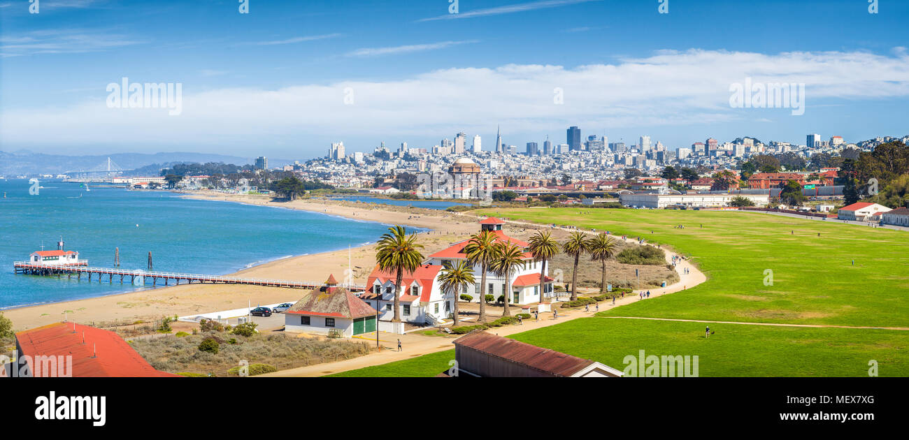 Vista panoramica della skyline di San Francisco con la sua storica Crissy Field e ex USCG Fort Point Life Boat Stazione (lb) in primo piano, California Foto Stock