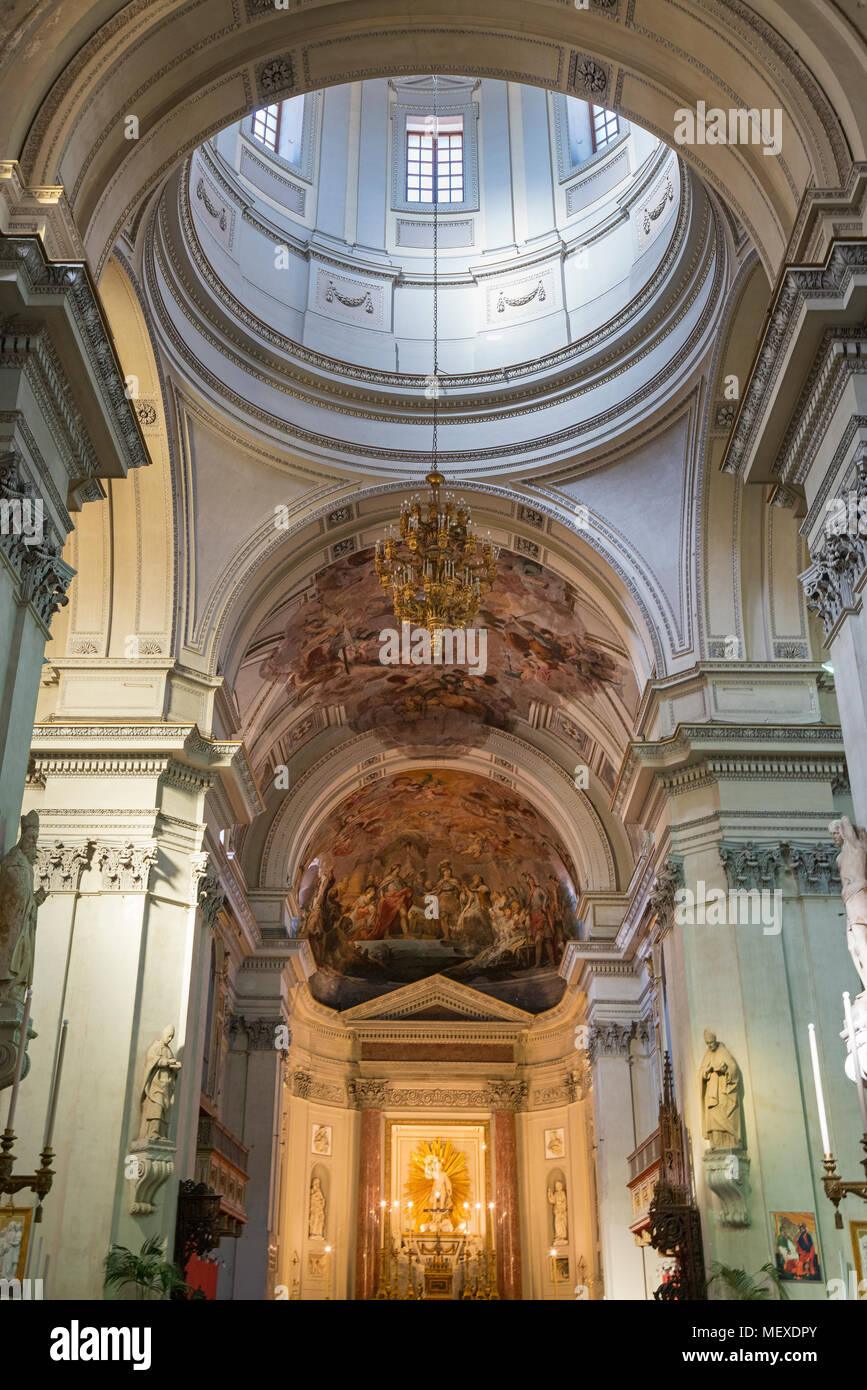 Gli ornati dipinti sul soffitto della Cattedrale di Palermo, Sicilia, Italia, con cupola per consentire la luce naturale in. Foto Stock