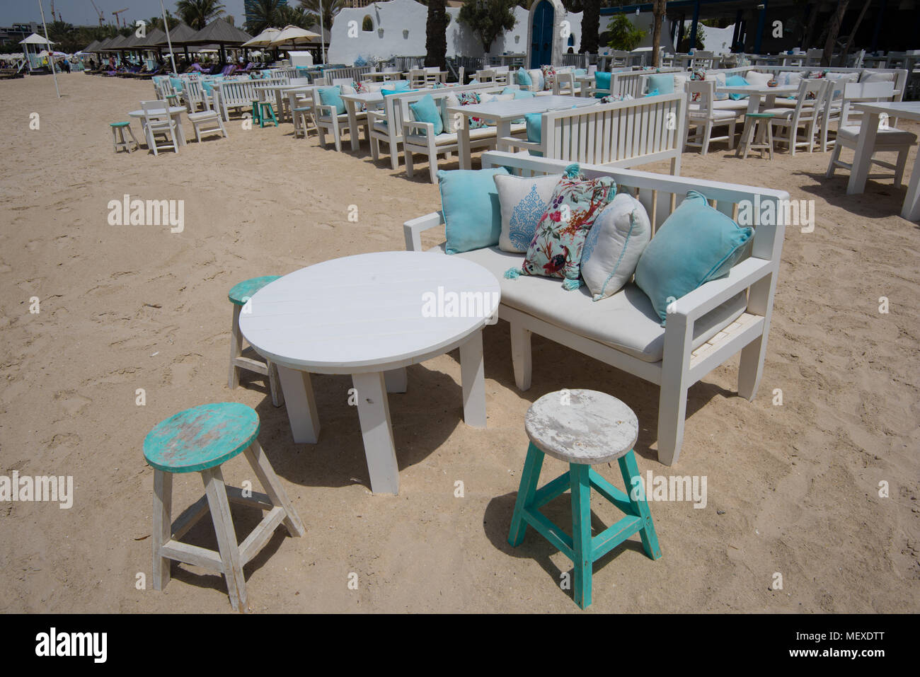 Un bel tavolo e sedia impostazione sulla spiaggia Foto Stock