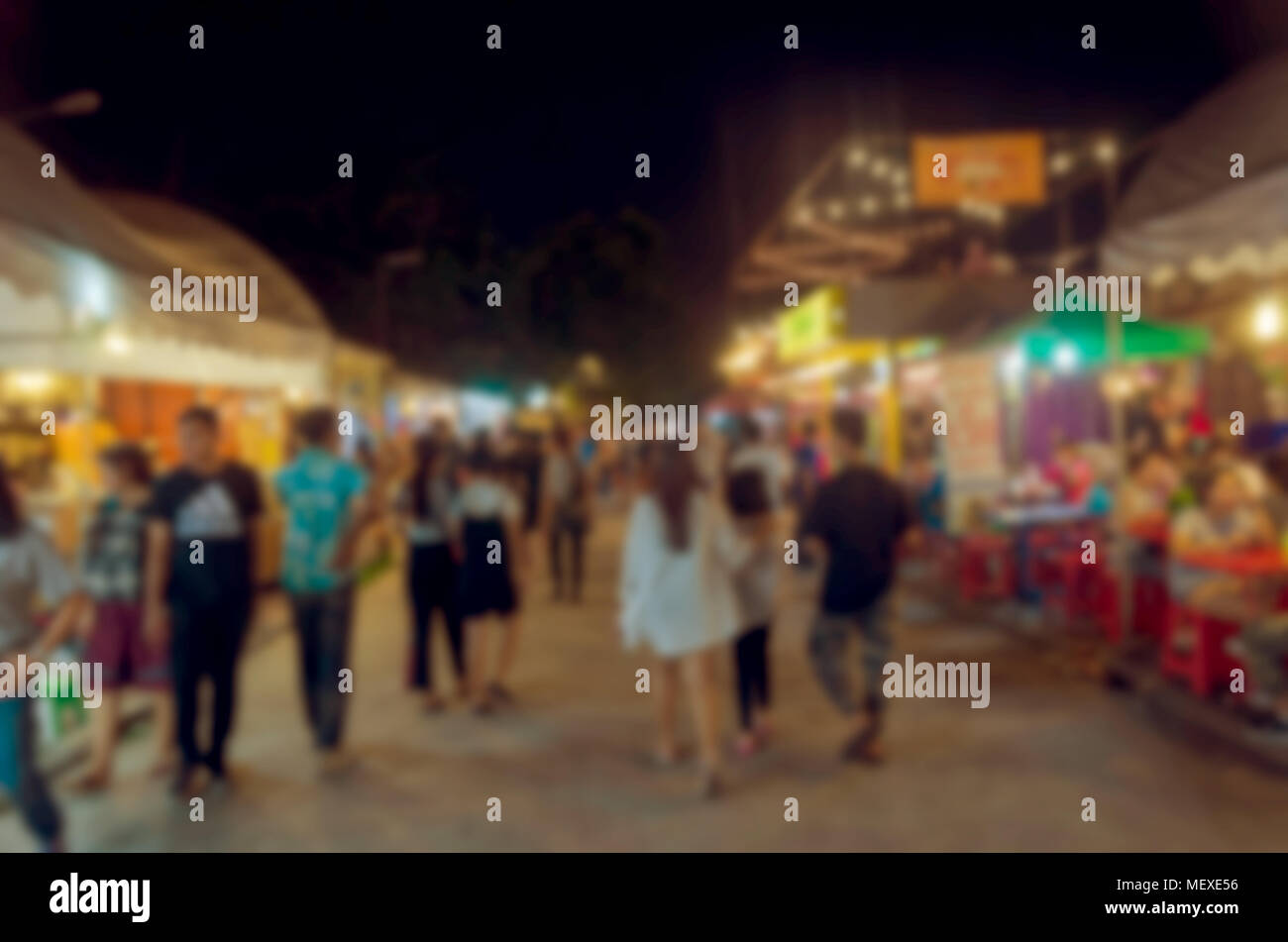 Sfumata la gente a piedi la notte del mercato di strada a piedi. Foto Stock