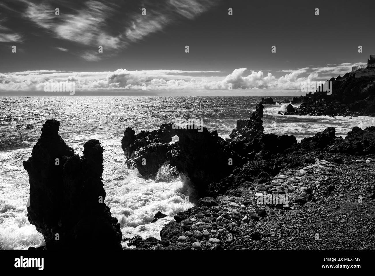Mare mosso la rottura su rocce lungo la costa occidentale di Tenerife a Playa San Juan, Isole Canarie, Spagna Foto Stock